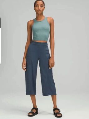 Wide-Leg Cropped Pants in Navy Blue - Cargo Style - Lululemon Size 6